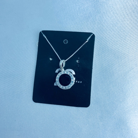 Colar com pingente redondo