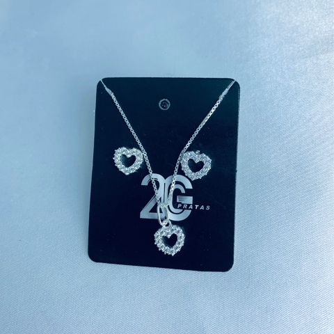 Conjunto coração cravejado e vazado no meio branco