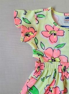 VESTIDO BOTTON MAQUINETADO BIG FLORAL Marlan - Flores Rosas - Amarelo na internet