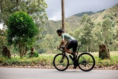 CALZA DE CICLISMO ELEVEN ULTRA SIN COSTURA NEGRA HOMBRE - KIWINNER