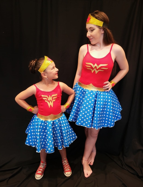 Kit Tal Mãe Tal Filha Fantasia Mulher Maravilha com brinde