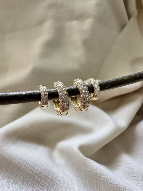 Dupla Argola Clássica Cravejada Dourado - comprar online