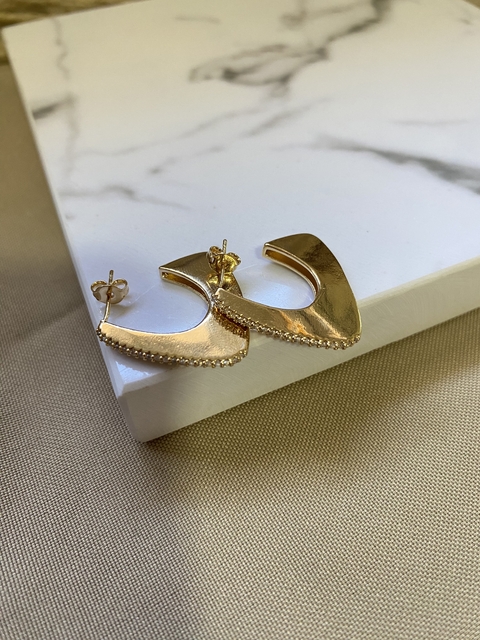 Argola triângulo cravejada