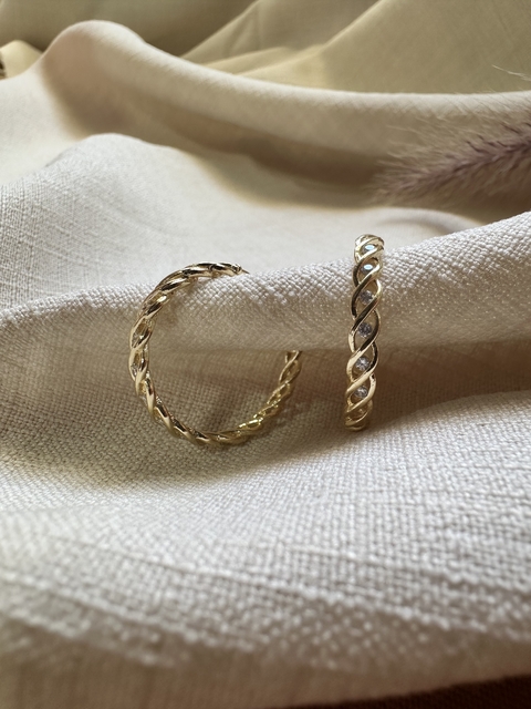 Argola Trançada Cravejada Dourado - comprar online