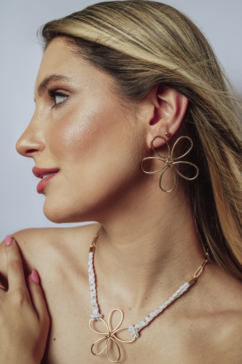 Flor Contorno Dourado