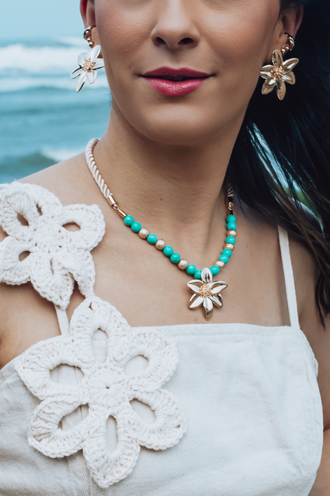 Colar Flor Turquesa com Esferas Dourado