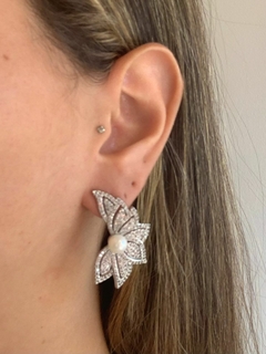 Brinco Prata Meia Flor Cravejado Pérola