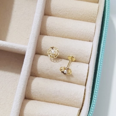 Brinco Flor Pérola Tarraxa Baby