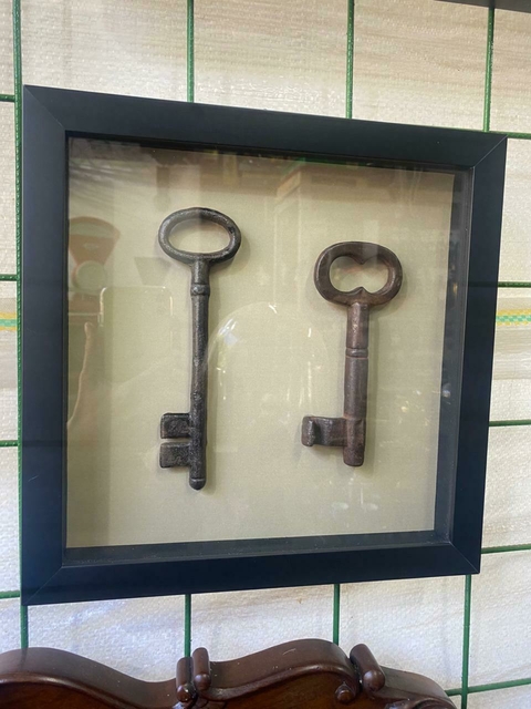 QUADRO COM CHAVES ANTIGAS