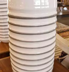 Vaso de Cerâmica Branco com Anéis Cinza - Marcenaria Tiradentes - Móveis e Decoração Artesanais de alto padrão