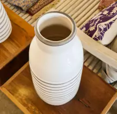 Vaso de Cerâmica Branco com Anéis Cinza - loja online