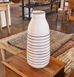 Vaso de Cerâmica Branco com Anéis Cinza - comprar online
