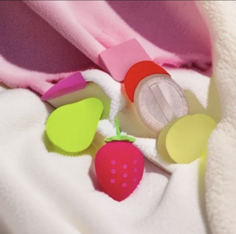 12 Kit C/ 7 Esponjas Faciais para Maquiagem Morango