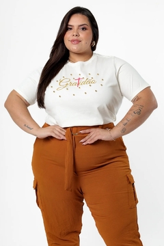 T-SHIRT PLUZ SIZE CRUZ GRATIDÃO COM PÉROLAS