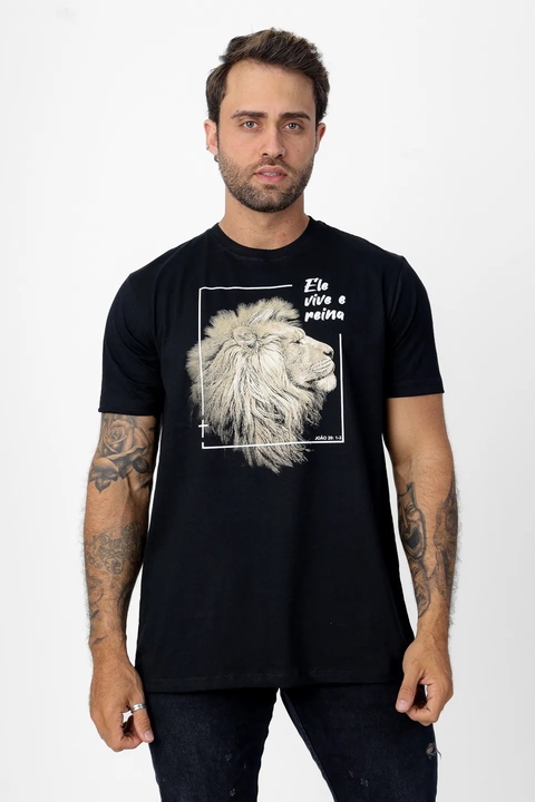 CAMISETA MASCULINA ELE VIVE E REINA
