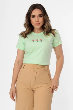 T-SHIRT FLORZINHAS BORDADAS