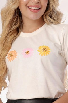 T-SHIRT TRÊS FLORES EM PÉROLAS - comprar online