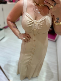 Vestido midi botões Caroline (nude) na internet