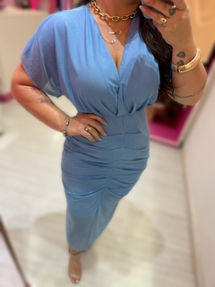 Vestido midi transpassado Mika verão azul estampado na internet