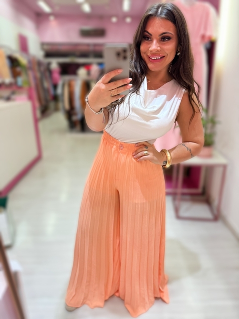 Calça pantalona plissada coral