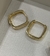 Brinco argola lisa quadrada no banho de ouro 18k - comprar online