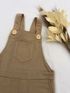 Jardineira Menino Caramelo - comprar online