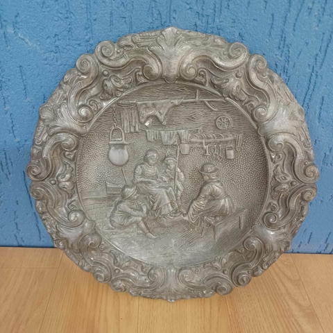 Prato de parede em estanho