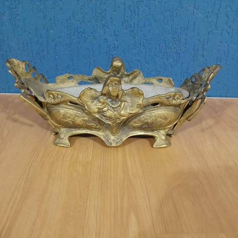 Linda floreira em bronze, toda trabalhada