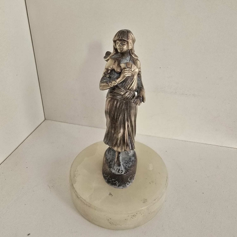 Escultura antiga em bronze de mulher em base de pedra com assinatura
