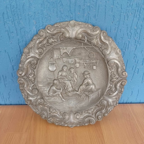 Belo e refinado prato decorativo em estanho