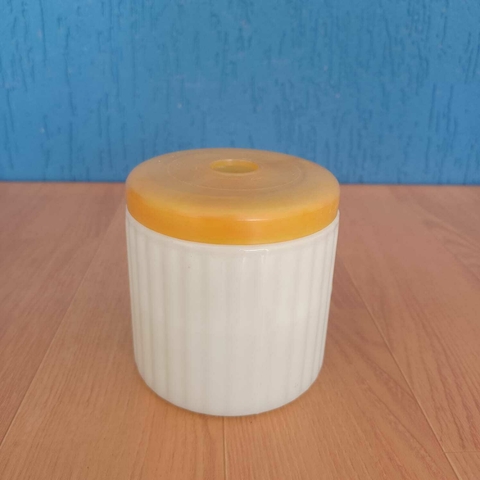 Raro e antigo pote em Opalina, possui na parte interna um tipo de mola que é removivel,