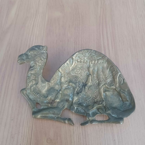 Escultura oriental em bronze – Camelo reclinado com entalhes em relevo