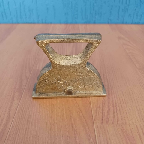 Suporte em bronze com gancho, possivelmente para parede