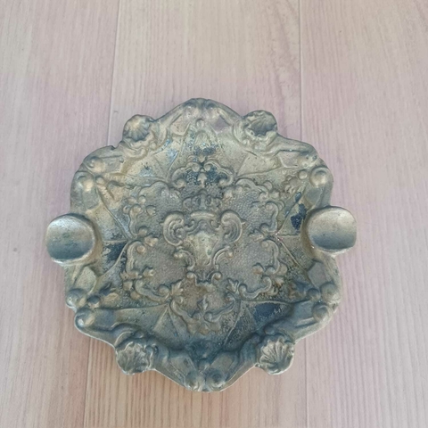 Cinzeiro antigo em bronze maciço, com decoração em alto-relevo de estilo barroco e apoio duplo para cigarros.