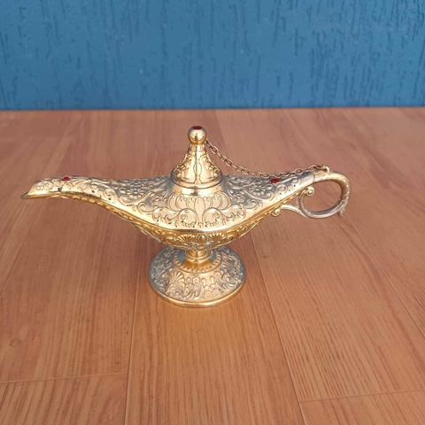 Lampada tipo Aladim, em metal