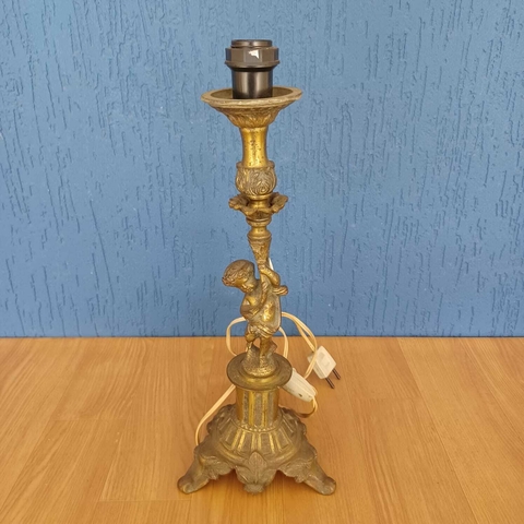 Abajur antigo em bronze com base ricamente ornamentada em estilo clássico.