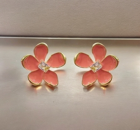 BRINCO DE FLOR RESINADA CORAL COM ZIRCÔNIA