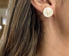 BRINCO REDONDO CRAVEJADO COM ZIRCÔNIAS BRANCAS, BANHADO A OURO 18K na internet