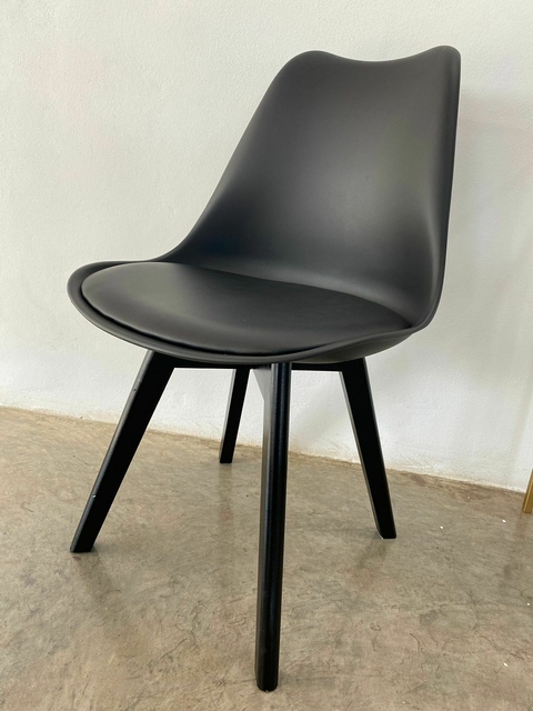 Silla TULIP negra patas negras