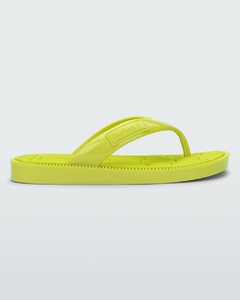 Chinelo Melissa Possession Flip Flop II na cor verde limão, com design clássico e logo da marca.