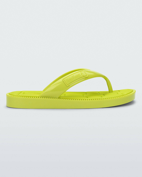 Chinelo Melissa Possession Flip Flop II na cor verde limão, com design clássico e logo da marca.