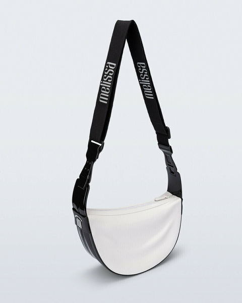Bolsa Melissa Vibe em branco com alça preta, destaca-se pelo design moderno e estiloso.