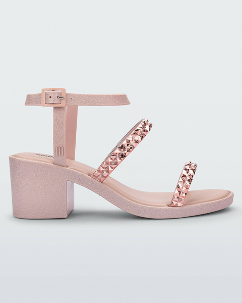 Sandália Melissa GLOWING HEEL na cor rosa, com salto bloco e tiras decoradas com studs.