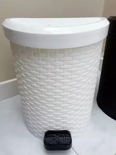 Cesto Tacho De Basura Simil Ratan 20 Litros A Pedal Negro en internet