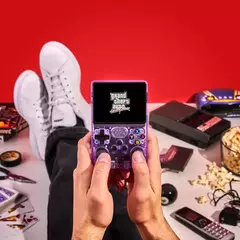 alt="Consola R36S edición navideña con diseño especial y joystick integrado"