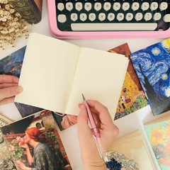 Caderneta História da Arte – Uma Noite em Casa Poynter - Lavanda - Álbuns e papelaria