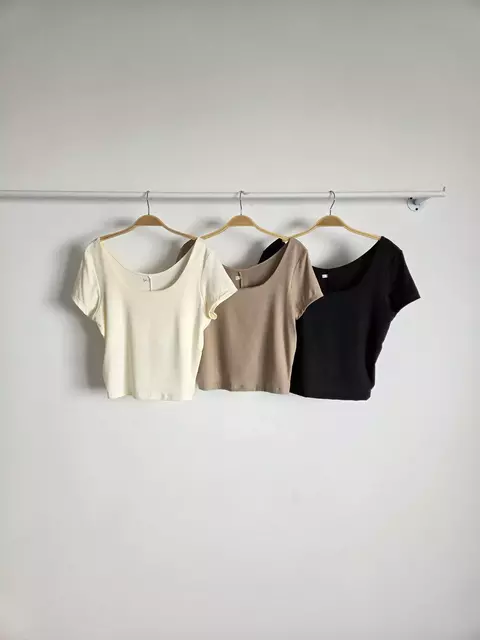 REMERA CUELLO ABIERTO CROP