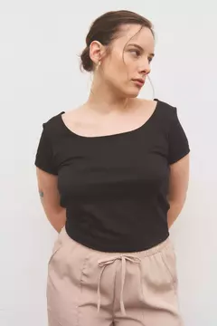 REMERA CUELLO ABIERTO CROP - tienda online
