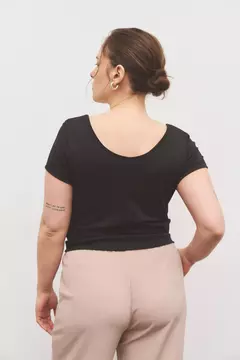 REMERA CUELLO ABIERTO CROP en internet