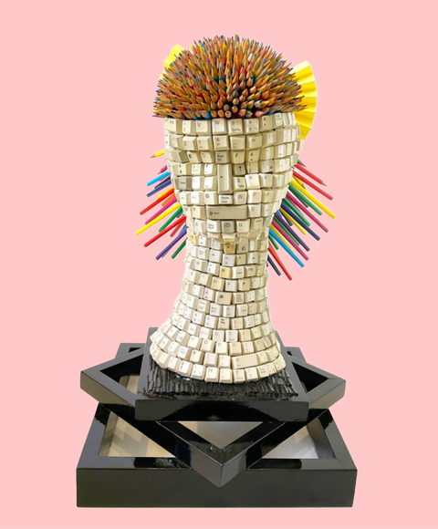 La Asistente – Escultura Punk Digital con Teclas y Lápices - comprar online